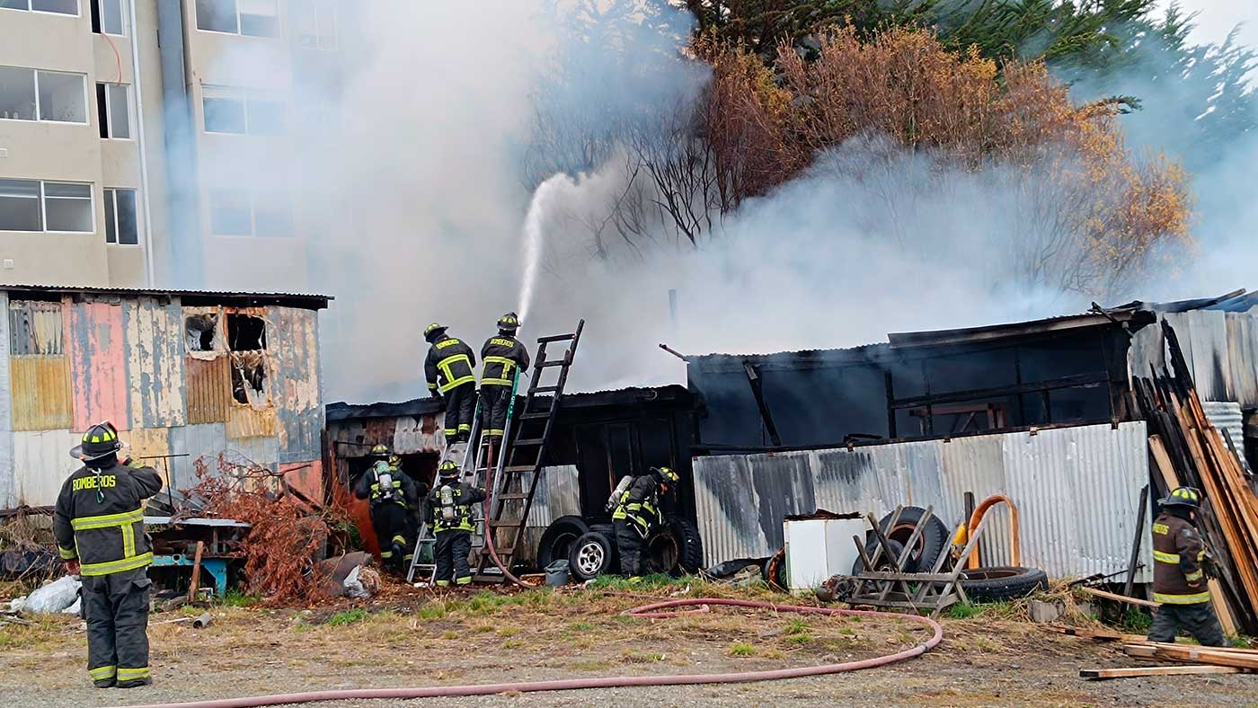 2025-04-30-incendio-deposito-de-madera.jpg